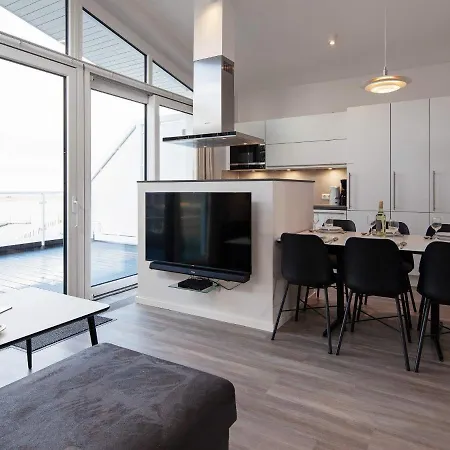 Three-bedroom In 6 Apartment *