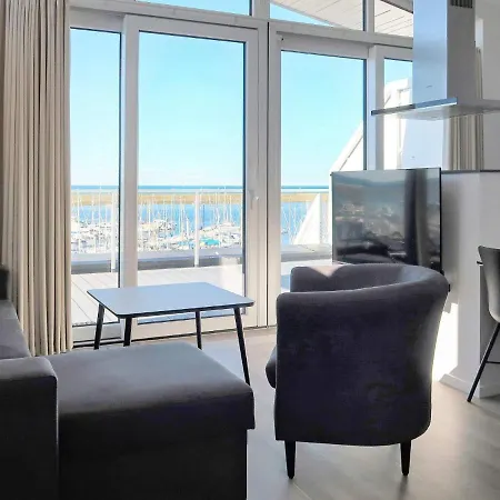 Three-bedroom In 6 Apartment *